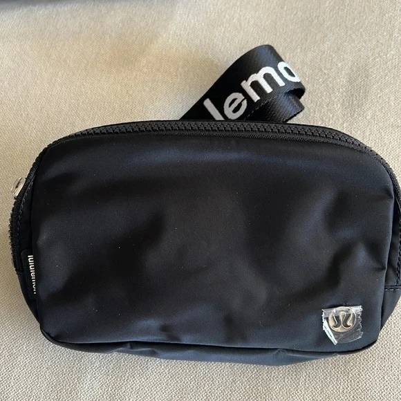 *LAST ONE* Lululemon Everywhere Belt Bag in Wordmark - Picture 3 of 11